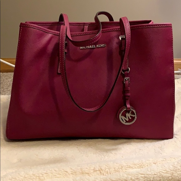 Michael Kors Handbags - Michael Kors Jet Set Leather Tote